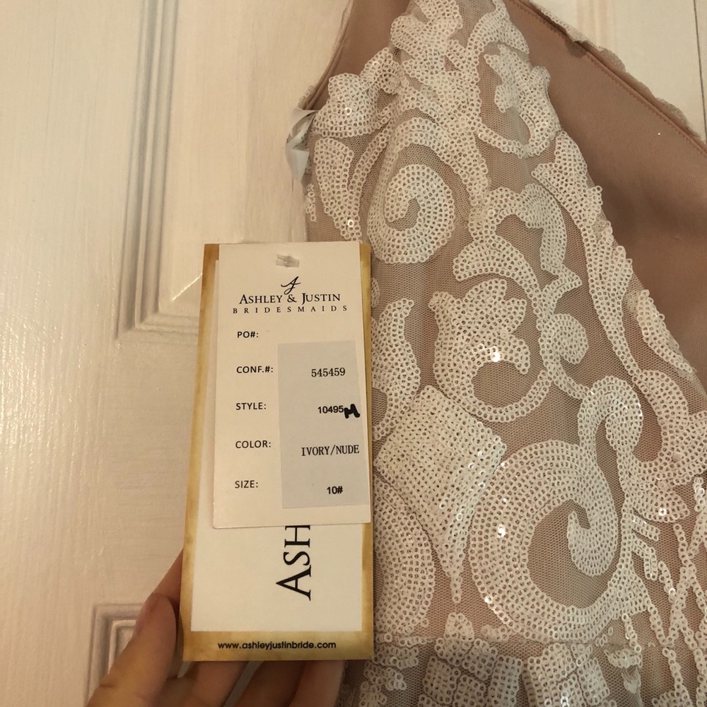 *NEVER WORN* Bridal Gown, Wedding dress - Picture 2 of 8